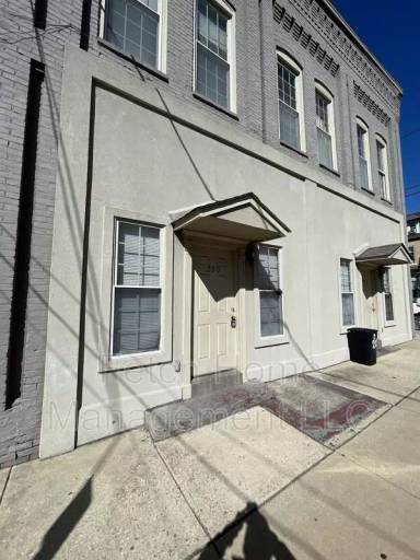 Main picture of 138 S 3rd St