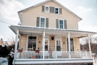 Main picture of 108 W Park St