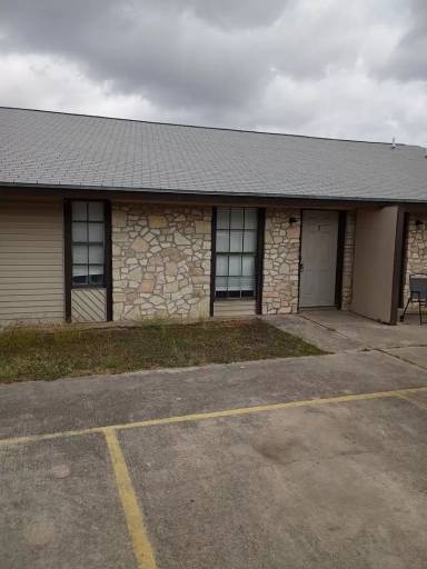 Main picture of 401 E 8th St