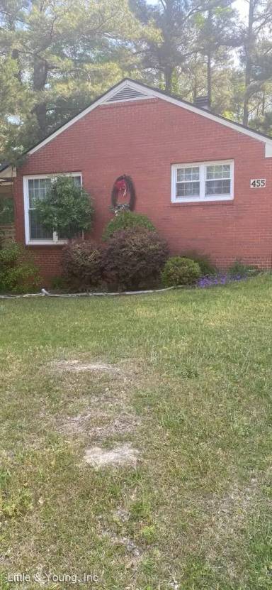 Main picture of 455 McBain Dr