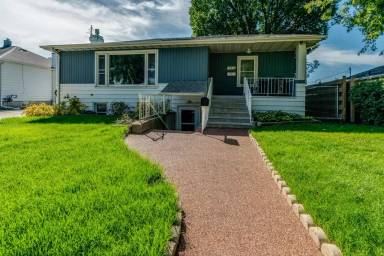 Main picture of 949 1/2 Riverview Ave