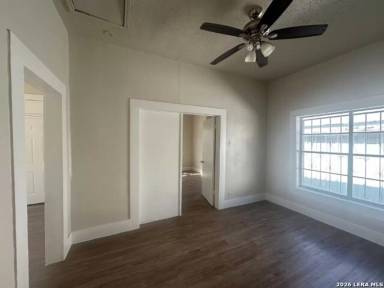 Main picture of 1209 El Paso St