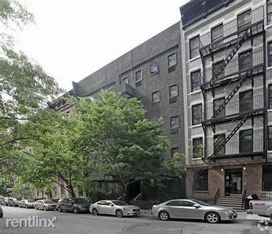 Main picture of 220 E 95th St
