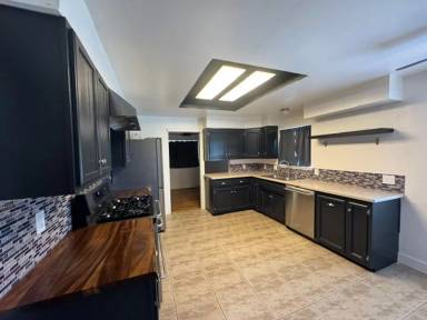 Main picture of 1030 W 1st Ave
