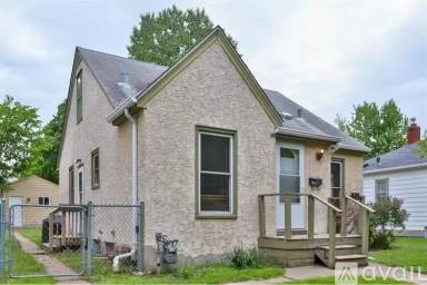 Main picture of 1492 Hazel St N