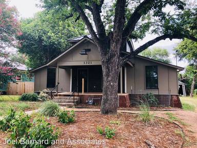Main picture of 1321 W San Antonio St