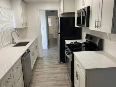 Main picture of 5662 Parke Ave