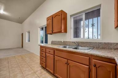 Main picture of 5869 S Figueroa St