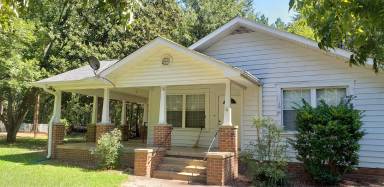 Main picture of 2308 Woodlawn Rd