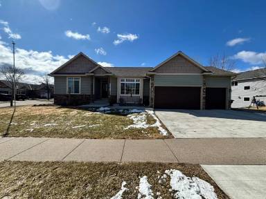 Main picture of 6364 Bakken St