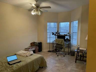 Main picture of 915 W 23rd St