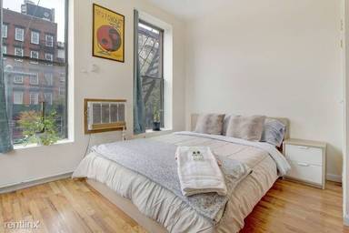 Main picture of 76 E 1st St