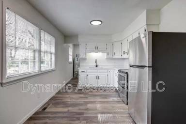 Main picture of 204 E 24th St