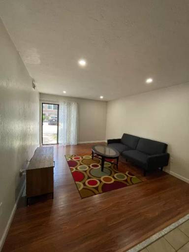 Main picture of 327 Plantation St