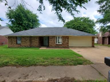 Main picture of 905 Autumn Woods Dr E