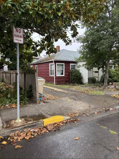 Main picture of 1975 NW Kings Pl