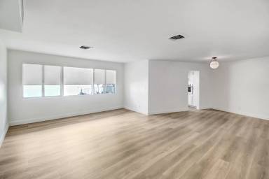 Main picture of 8300 De Longpre Ave