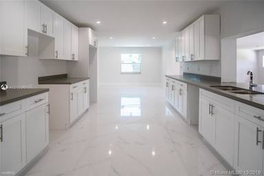 Main picture of 10420 SW 120th St