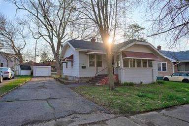 Main picture of 702 Saint Clair Ave