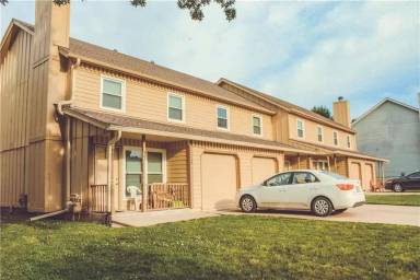 Main picture of 745 SE Country Ln