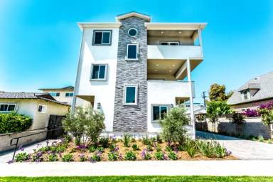 Main picture of 325 E Providencia Ave
