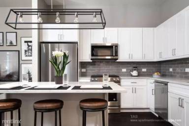 Main picture of 2050 N Clark St