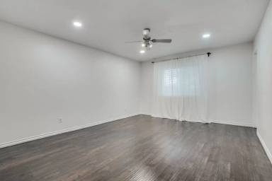 Main picture of 5636 Pearce St