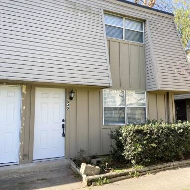 Main picture of 940 E College St