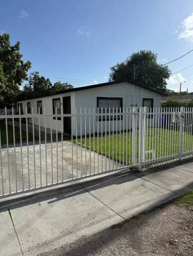 Main picture of 1369 NW 40th St