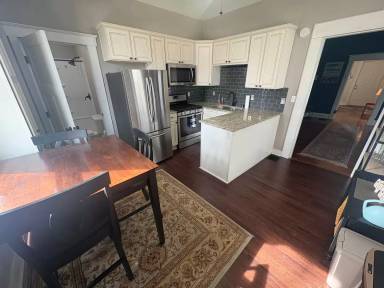 Main picture of 1022 E Oak St