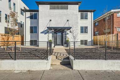 Main picture of 3390 S Pearl St