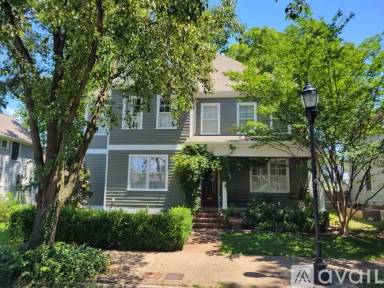 Main picture of 1021 E 8th St