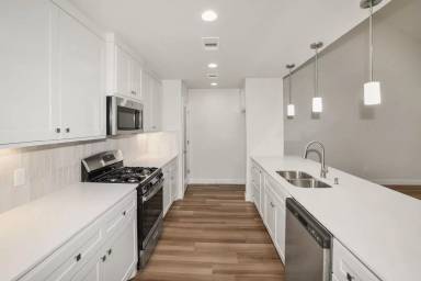 Main picture of 7625 Woodford Ave