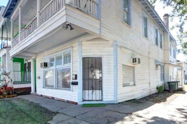 Main picture of 523 W 39th St