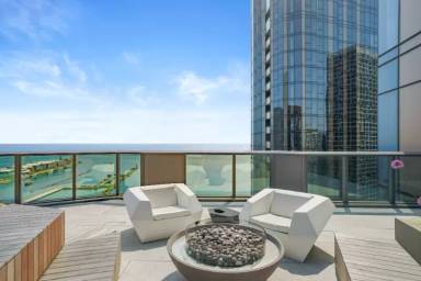 Main picture of 425 E Waterside