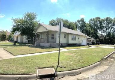 Main picture of 323 W 1st St