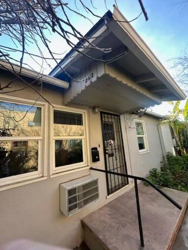 Main picture of 250 W 27th St