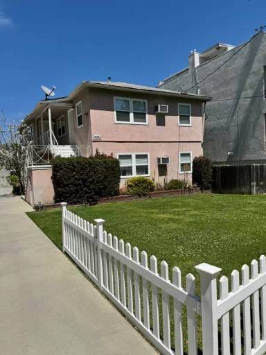 Main picture of 14643 Dickens St