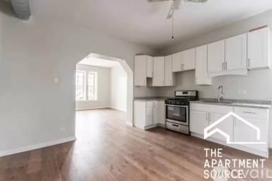 Main picture of 2426 N Clybourn Ave