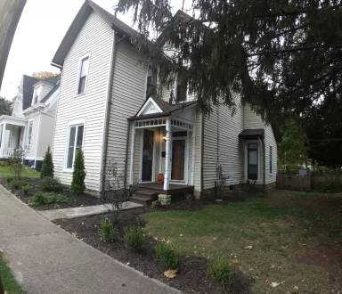 Main picture of 209 E Silver St