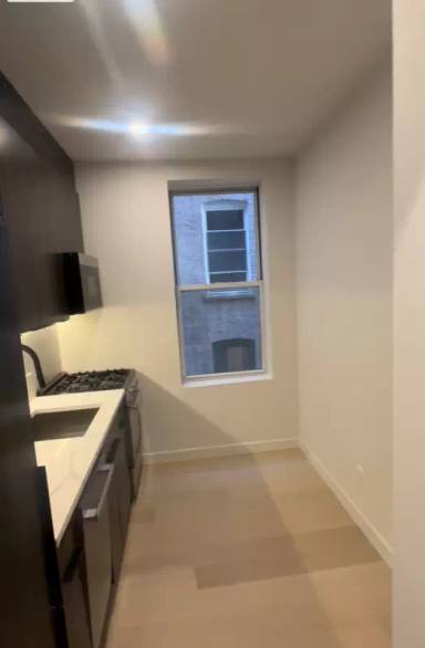 Main picture of 21 E 1st St