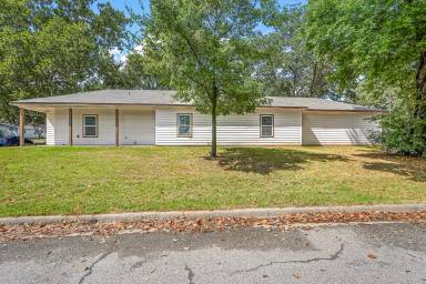 Main picture of 901 W Nelson St