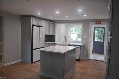 Main picture of 6090 N Locust St