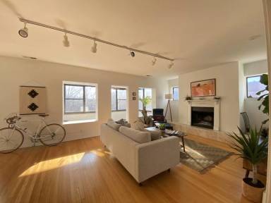 Main picture of 728 W Waveland Ave