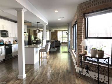 Main picture of 1021 W Lake St