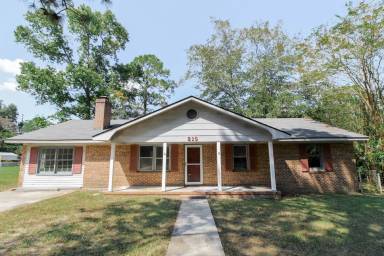 Main picture of 204 John Paul Ave