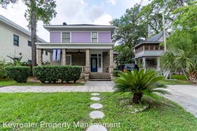 Main picture of 440 E 6th St