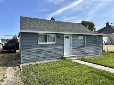 Main picture of 332 Center St W