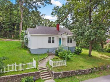 Main picture of 2080 Louise Pl NW