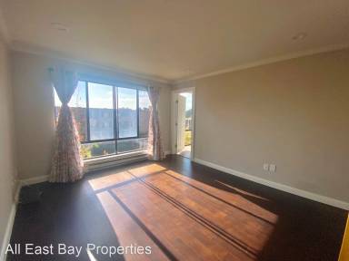 Main picture of 8 Commodore Dr